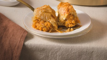 Στριφτή κολοκυθόπιτα με πορτοκαλί κολοκύθα και ξινόχοντρο
