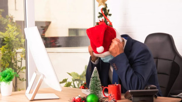 Όσοι δουλεύουν μέσα στις γιορτές κινδυνεύουν με «ύπουλο» burnout – Η ψυχολόγος εξηγεί