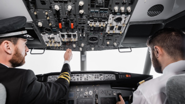 Ο μισθός πιλότου της American Airlines γίνεται viral: Οι άνθρωποι δεν μπορούν να πιστέψουν πόσα κερδίζει
