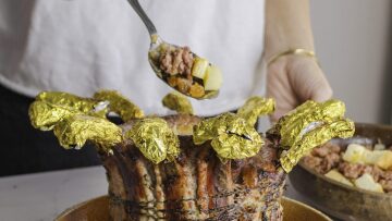 Χοιρινή κορώνα γεμιστή: Βήμα - βήμα η εμβληματική συνταγή από την Εύα Μονοχάρη