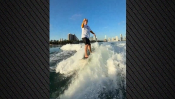 Το δεξί χέρι του Πούτιν σερφάρει στο Μαϊάμι λίγο πριν τις κρίσιμες συνομιλίες για την Ουκρανία, δείτε βίντεο