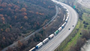 Άνοιξε ο Προμαχώνας, ξεμπλόκαραν πάνω από 1.000 νταλίκες - Πού υπάρχουν αγροτικά μπλόκα και ποια σημεία είναι ελεύθερα