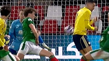 Σκόραρε με την πλάτη ο Ρονάλντο και έφτασε τα 957 γκολ, δείτε βίντεο 