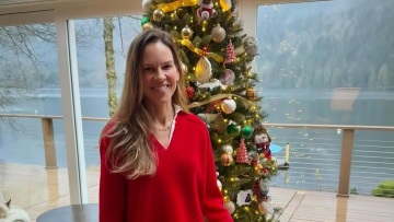 Χίλαρι Σουάνκ: Μοιράστηκε μια σπάνια στιγμή με τα δίδυμα παιδιά της
