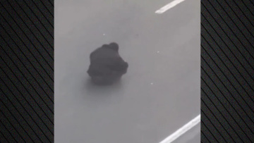 Ο καθιστός διαδηλωτής της Τεχεράνης: Εικόνες που θυμίζουν την Τιενανμέν στο Ιράν, δείτε βίντεο