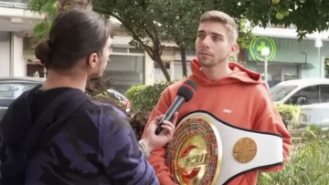 «Μου επιτέθηκαν 40-50 άτομα, προσπαθούσα να φυλάξω το κεφάλι μου, έλεγα υπομονή, θα τελειώσει» περιγράφει ο kickboxer Γιάννης Τσουκαλάς