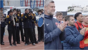 Πρωτοχρονιάτικα κάλαντα στη Νέα Σμύρνη: Η έκπληξη της μπάντας του Δήμου στους παίκτες του Πανιωνίου
