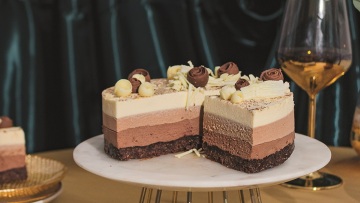 Cheesecake τριπλής σοκολάτας με άρωμα κουραμπιέ
