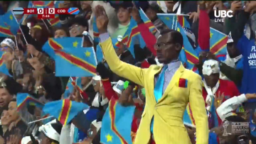 Ο οπαδός-άγαλμα του Κονγκό: Έμεινε ακίνητος για 90 λεπτά τιμώντας τη μνήμη του Πατρίς Λουμούμπα, δείτε βίντεο
