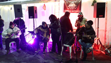 Με μουσική, φαγητό και... gluhwein κάνουν πρωτοχρονιάτικο ρεβεγιόν οι αγρότες στο μπλόκο της Νίκαιας, δείτε βίντεο και φωτογραφίες