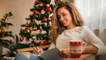 Νέα χρονιά: Πώς οι ευχές και οι στόχοι μάς δίνουν δύναμη – Η ψυχολόγος εξηγεί