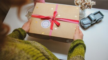 Πώς να ξεφορτωθείτε τα ανεπιθύμητα χριστουγεννιάτικα δώρα – χωρίς να παρεξηγηθεί κανείς
