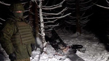 Τα συντρίμμια ενός drone δείχνει η Ρωσία ως απόδειξη για την επίθεση των Ουκρανών σε σπίτι του Πούτιν - Βίντεο