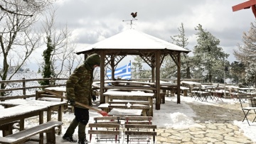 «Βουτιά» της θερμοκρασίας τουλάχιστον 12 βαθμών στην Αθήνα, σε ποιες περιοχές θα χιονίσει την Κυριακή