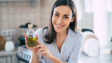 Τι θα συμβεί αν πίνουμε ένα σφηνάκι ελαιόλαδο κάθε μέρα – Απαντά η Λίνσει που το δοκίμασε για 2 εβδομάδες
