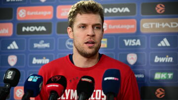 Βεζένκοβ: «Το ντέρμπι δίνει μία εβδομάδα ψυχολογία στον νικητή, ο ηττημένος το σκέφτεται λίγο παραπάνω»
