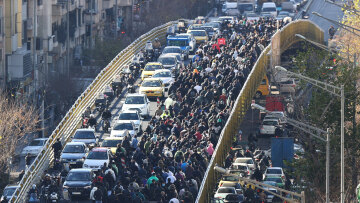 Χάος στο Ιράν: Ο λαός στους δρόμους κατά των Αγιατολάχ, τρεις νεκροί και εσωτερικές ρωγμές στο καθεστώς