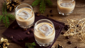 Σπιτικό Baileys: Το λικέρ που φτιάχνεται σε 5 λεπτά και γίνεται το απόλυτο γιoρτινό κέρασμα
