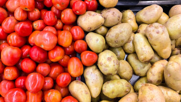 Ο περίεργος λόγος για τον οποίο δεν πρέπει να αποθηκεύετε ντομάτες και πατάτες μαζί