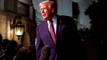 Ο Τραμπ αναβάλλει κατά ένα έτος την αύξηση των δασμών σε εισαγόμενα έπιπλα