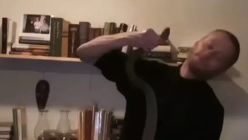 Άφησε δηλητηριώδη φίδια να τον δαγκώσουν πάνω από 200 φορές για να αποκτήσει... ανοσία