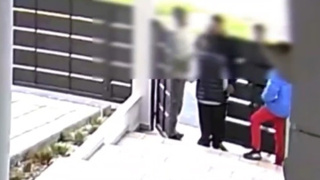  Ρομά έκλεψαν από δύο παιδιά τα χρήματα από τα κάλαντα στην Πάτρα, δείτε βίντεο