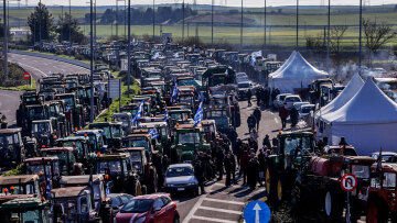Χατζηδάκης: Έχουν δοθεί στους αγρότες 3,8 δισ. ευρώ μέσα στο 2025 - Δεν έχουν δικαιολογίες να μην προσέρχονται στον διάλογο
