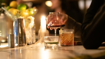 43χρονος στη Θεσσαλονίκη παρενόχλησε 20χρονη σε μπαρ κι αυτή τον έδειρε με τον σύντροφό της
