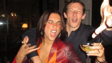 Σας ευχαριστώ που κάνατε την τελευταία μου χρονιά τόσο ξεχωριστή, γράφει η Ντούα Λίπα αγκαλιά με τον Κάλουμ Τέρνερ 