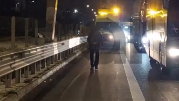 Μεθυσμένος περπατούσε για 2 χιλιόμετρα στη ΛΕΑ της Εθνικής Οδού, παραπατούσε ανάμεσα σε αυτοκίνητα, δείτε βίντεο