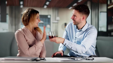 Ήπαρ: Πόσο χρόνο χρειάζεται για να «καθαρίσει» από το αλκοόλ; Οι ειδικοί απαντούν
