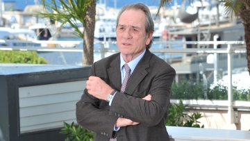 Τόμι Λι Τζόουνς: Όταν ο ηθοποιός αστειευόταν πως απέλυσε την κόρη του επειδή δεν σηκωνόταν από το κρεβάτι της