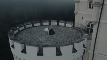 Η «ιπτάμενη πιανίστρια» Έλενα Ξυδιά παίζει πιάνο στην κορυφή κάστρου 800 ετών στην Κροατία, δείτε βίντεο