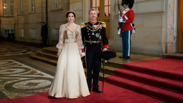 Η βασίλισσα Μαίρη εντυπωσίασε με ιστορική τιάρα στην έναρξη των πρωτοχρονιάτικων εορτασμών στη Δανία, δείτε βίντεο