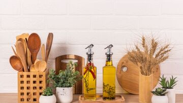 Πώς καθαρίζουμε το λάδι από το πάτωμα της κουζίνας