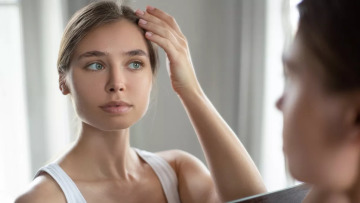 Σε ποια ηλικία «γερνούν» τα μαλλιά; Πολύ νωρίτερα απ’ ότι νομίζαμε
