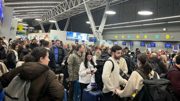 Καθυστερήσεις και τεράστιες ουρές επιβατών στο αεροδρόμιο «Μακεδονία», δείτε βίντεο