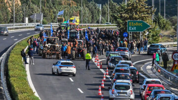 Ταλαιπωρία για τους ταξιδιώτες σε Μαρτίνο, Κιάτο και Αρχαία Νεμέα, έκλεισαν δρόμους οι αγρότες