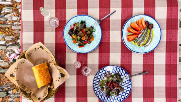 5 παραδοσιακά καφενεία που κρατούν τη φλόγα της ελληνικότητας αναμμένη
