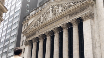 Τι προβλέπουν 30 μεγάλοι οίκοι για τη Wall Street και την οικονομία το 2026