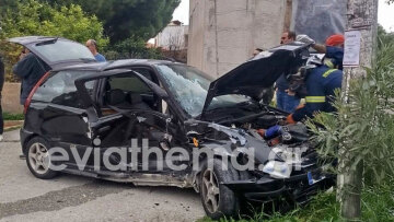 Εύβοια: Σφοδρή σύγκρουση δύο αυτοκινήτων στο Αλιβέρι, εγκλωβίστηκε μια γυναίκα