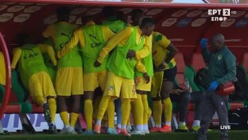 Φοβερό σκηνικό στο Κόπα Άφρικα: Οι παίκτες του Μπενίν κάλυψαν τον συμπαίκτη τους για να αλλάξει σορτσάκι