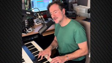 Ο Κωστής Μαραβέγιας ερμήνευσε το «Κάτι ξέρεις»: Ρία Ελληνίδου σε κατάθλιψη, έγραψε