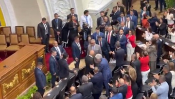 Με συνθήματα υπέρ του Μαδούρο η πρώτη συνεδρίαση της εθνοσυνέλευσης στη Βενεζουέλα - Ο πατέρας μου θα επιστρέψει, είπε ο γιος του