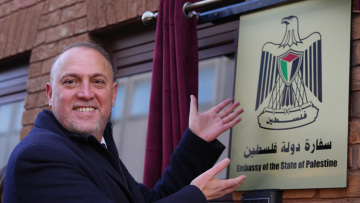 Εγκαινιάστηκε η πρεσβεία της Παλαιστίνης στο Λονδίνο: Ιστορική στιγμή, είπε ο Χουσάμ Ζομλότ