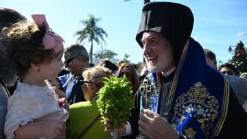 Ο Αρχιεπίσκοπος Αμερικής, Ελπιδοφόρος στον Αγιασμό των υδάτων με τους ομογενείς του Τάρπον Σπρινγκς στη Φλόριντα