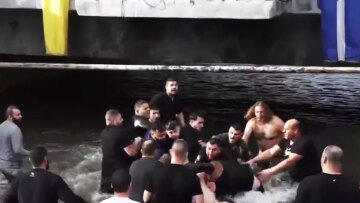 Δείτε βίντεο: Μπροστά στον Δένδια πιστοί πιάστηκαν στα χέρια στη Φλώρινα για τον Τίμιο Σταυρό