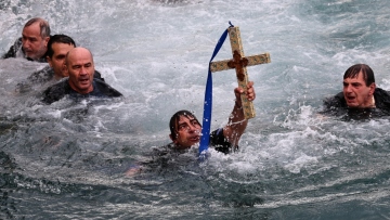 Δείτε βίντεο και φωτογραφίες από τα Θεοφάνια σε Αθήνα και Πειραιά