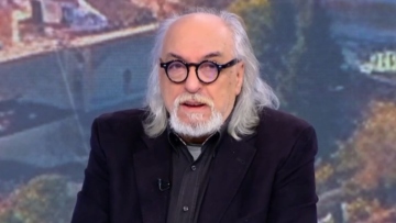 Γιώργος Παπαδάκης: Η συνεργασία μας σημάδεψε τις ζωές μας και τις οικογένειές μας, είπε ο επί 18 χρόνια σκηνοθέτης του