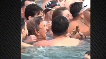 Θεοφάνια: Ο Αργύρης Παπαργυρόπουλος βούτηξε στη θάλασσα για να πιάσει τον Σταυρό, δείτε βίντεο